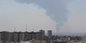 Καπνοί από έκρηξη σε πετρελαϊκή εγκατάσταση του Ιράν