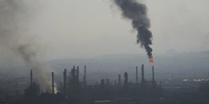 Ένας νεκρός από πυρκαγιά σε διυλιστήριο στο Ιράν