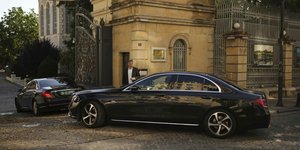 Αυτοκίνητα που θεωρείται ότι μεταφέρουν Ευρωπαίους διπλωμάτες εισέρχονται σε χώρο στην Κωνσταντινούπολη όπου γίνονται διαπραγματεύσεις με Ιρανούς αξιωματούχους 