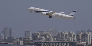 Αεροπλάνο ισραηλινής εταιρείας απογειώνεται μετά την ανακοίνωση της κατάπαυσης του πυρός μεταξύ Ισραήλ και Ιράν