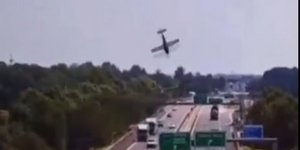 Αεροσκάφος προσκρούει σε αυτοκινητόδρομο