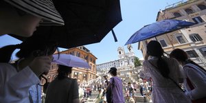 Kόσμος με ομπρέλες στην Ιταλία λόγω ήλιου