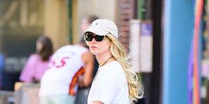 Η Τζένιφερ Λόρενς φοράει ξανά το layering της δεκαετίας του 2000 -Με τα παπούτσια που κάνουν comeback