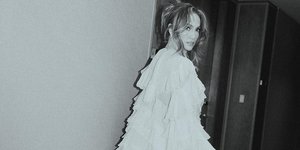 Μετά τα 50; Ο makeup artist της J.Lo αποκαλύπτει τι πραγματικά κολακεύει το πρόσωπο το καλοκαίρι