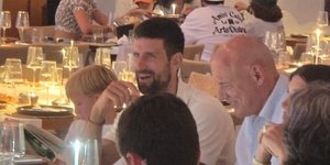Στην Πάρο ο θρύλος Νόβακ Τζόκοβιτς -Δείπνο σε παγίγνωστο εστιατόριο στην Νάουσα, δείτε βίντεο και φωτό