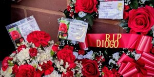 Πλήθος κόσμου τιμά τη μνήμη του Ντιόγκο Ζότα, έξω από το «Άνφιλντ»