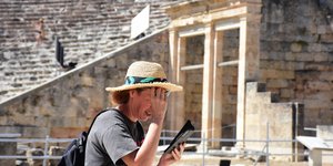 Τουρίστρια στον ήλιο