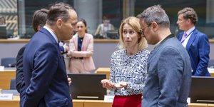 Η Κάγια Κάλας στην Κομισιόν συζητά