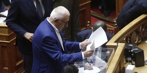 Ο πρόεδρος της Βουλής, Νικήτας Κακλαμάνης ψηφίζει