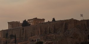 Καπνός πάνω από την Αθήνα
