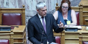 Ο υφυπουργός Εργασίας, Κώστας Καραγκούνης στη Βουλή