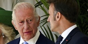 Ο βασιλιάς Κάρολος με τον Εμανουέλ Μακρόν