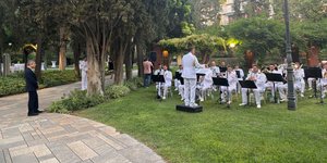  Προεδρικό μέγαρο: Ο Λουκάς Καρυτινός, μόνος, παρακολουθεί την ορχήστρα