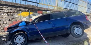 Αυτοκίνητο σε τοίχο 