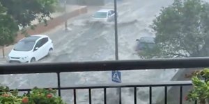 Πλημμύρισαν δρόμοι στην Καταλονία λόγω καταρρακτωδών βροχών