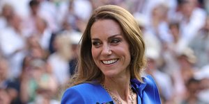 Η Κέιτ Μίντλετον ακτινοβολεί με royal blue φόρεμα στον τελικό του Wimbledon