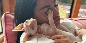 Η Κέιτι Πράις με τη Sphynx γάτα της 