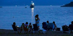 Στις παραλίες και τη νύχτα, λόγω καύσωνα