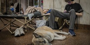 Κάτοικοι του Κιέβου τη νύχτα κατέφυγαν στα καταφύγια για να προστατευτούν από τις ρωσικές επιθέσεις