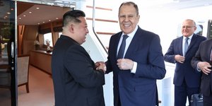 Λαβρόφ και Κιμ Γιονγκ Ουν χαμογελαστοί πάνω σε γιοτ, σε παραλιακό θέρετρο της Βόρεια Κορέας