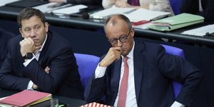 Ο Γερμανός καγκελάριος, Φρίντριχ Μερτς προβληματισμένος μαζί με τον υπουργό Οικονομικών Λαρς Κλινγκμπάιλ 