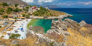 Ο παραθαλάσσιος οικισμός Κοκκάλα στη Μάνη
