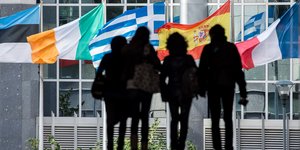 Ατομα περπατάνε έξω από τη Κομισιόν