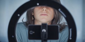 Κοπέλα τραβάει βίντεο για το TikTok