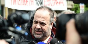 Ο Κώστας Γενηδούνιας κάνει δηλώσεις στα κανάλια