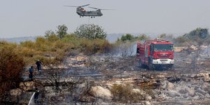 Προσπάθειες κατάσβεσης της φωτιάς στην Κύπρο με επίγεια και εναέρια μέσα