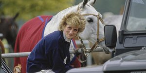 Το παντελόνι που λάτρεψε η πριγκίπισσα Νταϊάνα γίνεται ξανά τάση -Τα Zara το επαναφέρουν με στιλ