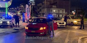 Λαμία: Παράσυρση νεαρής γυναίκας από ταξί σε κυκλικό κόμβο της πόλης [βίντεο]