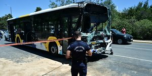 Ένα από τα λεωφορεία που ενεπλάκη στο τροχαίο στη Βούλα