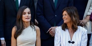 Κομψή όπως πάντα η βασίλισσα Λετίθια -Αλλά η δημοσιογράφος με το ριγέ κοστούμι έκλεψε τις εντυπώσεις