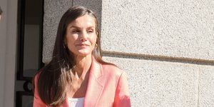 Κοστούμι το καλοκαίρι: Η βασίλισσα Λετίθια σου δείχνει τον τρόπο