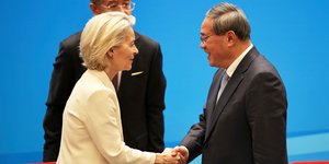 Χειραψία της φον ντερ Λάιεν με τον Κινέζο πρωθυπουργό