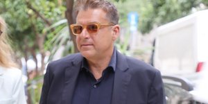 Ο Γιώργος Λιάγκας με γυαλιά