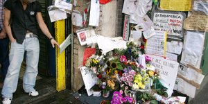 λουλουδια μνημα νεκροι