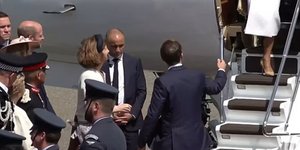 Ο Εμανουέλ Μακρόν δίνει το χέρι του στην Μπριζίτ κατά την άφιξή τους στην Μ. Βρετανία