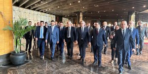 Ο Επίτροπος της Κομισιόν Μάγκνους Μπρούνερ συνοδευόμενος από τον Θάνο Πλεύρη και του υπουργούς Εσωτερικών Μάλτας και Ιταλίας στη Λιβύη