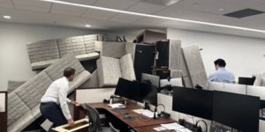 Σοκ στη Νέα Υόρκη, υπάλληλοι έφραξαν την πόρτα με καναπέδες για να σωθούν