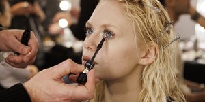 Ghost Lashes: Το trend που εκτοπίζει τη μαύρη μάσκαρα αυτό το καλοκαίρι