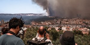 Ο καπνός κατέκλησε τον ουρανό της Μασαλίας εξαιτίας της μεγάλης φωτιάς