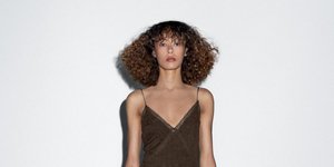 Το φόρεμα από τα Massimo Dutti σε υπέροχο χρώμα που θα φοράς παντού κι έχει γίνει viral στο TikTok