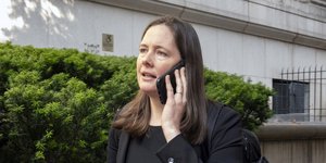 Η εισαγγελέας Μορίν Κόμεϊ μιλάει στο κινητό