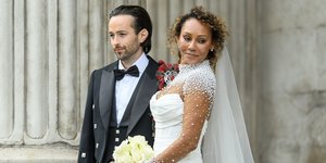 Η Mel B με τον αγαπημένο της στα σκαλιά της εκκλησίας