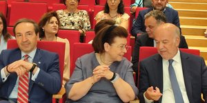 Η Λίνα Μενδώνη με τον Γιώργο Φλωρίδη και τον Γιάννη Μπούγα