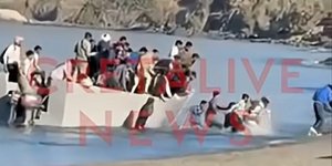  Βίντεο από τη στιγμή της «απόβασης» των μεταναστών στην Κρήτη, ανάμεσα σε λουόμενους και τουρίστες