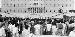 Πολίτες έξω από τη Βουλή των Ελλήνων