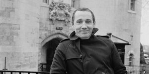 Ο Μάικλ Φάγκαν, ο άνδρας που εισέβαλε στο υπνοδωμάτιο της βασίλισσας Ελισάβετ Β' στο Παλάτι του Μπάκιγχαμ το 1982, στην είσοδο του Πύργου του Λονδίνου